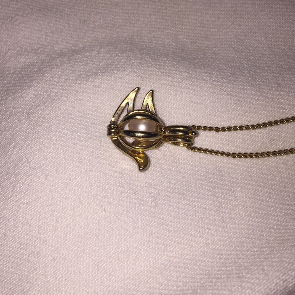 Dove with a pearl in it necklace